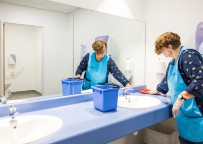 Nettoyage de sanitaire bureau par une agent CANDOR Propreté