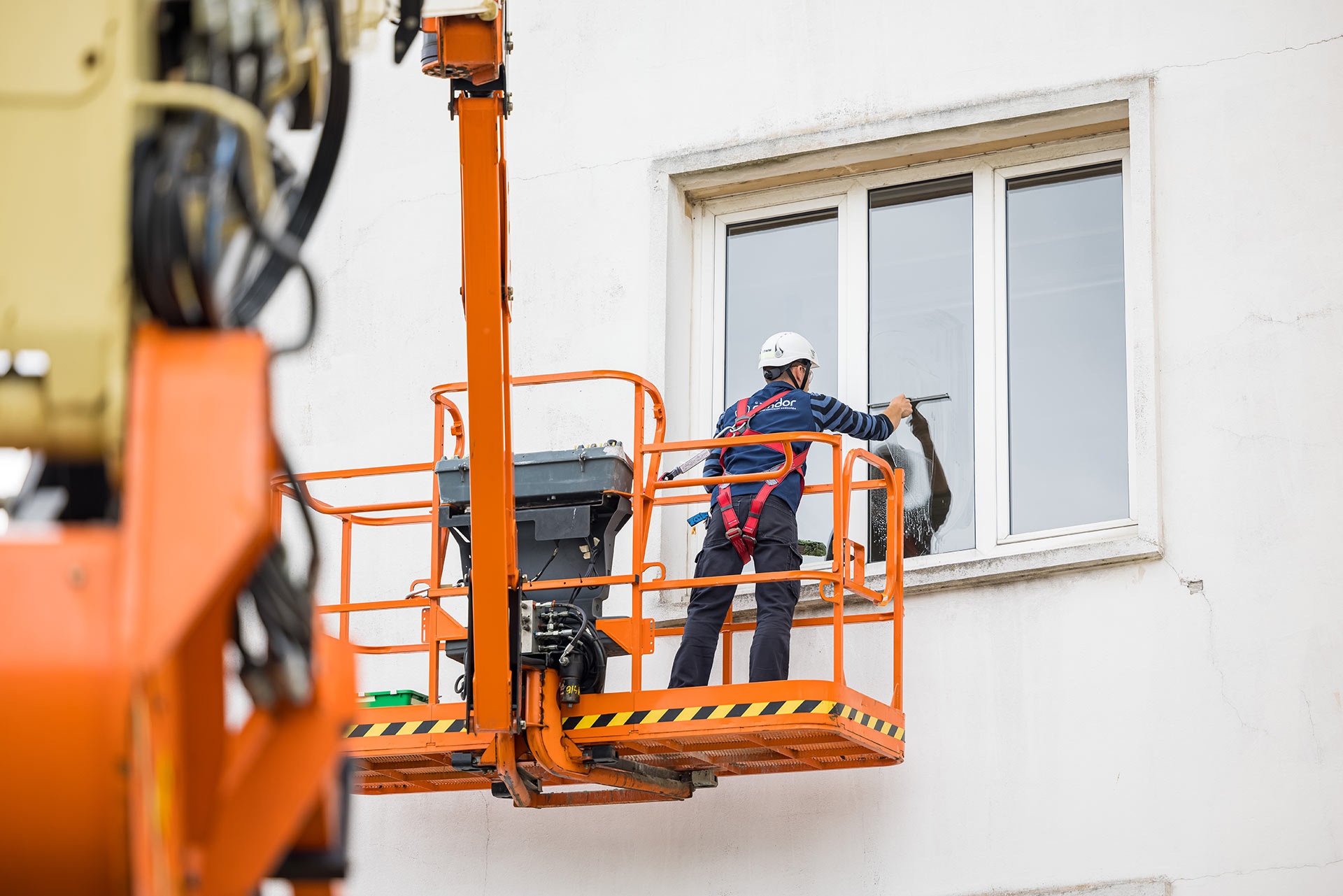 Nettoyage de vitres avec nacelle en Normandie
