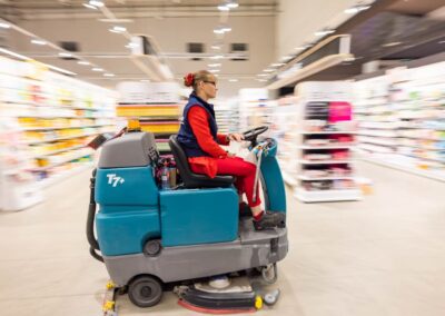 Passage d'autolaveuse autoportée dans une grande surface