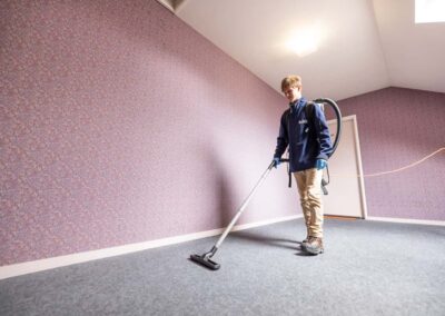 Moquette aspirée grâce à un aspirateur sac à dos ergonomique