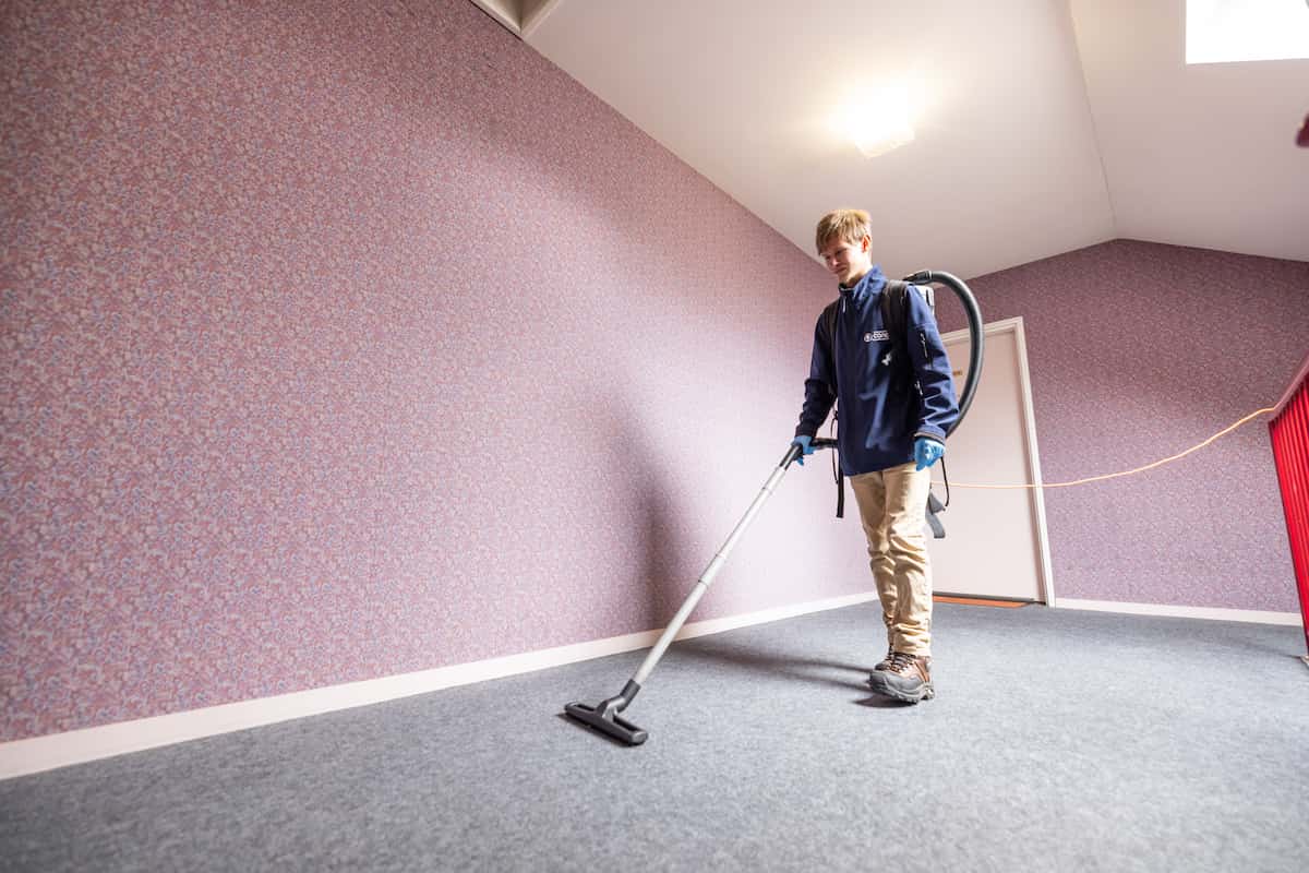 Moquette aspirée grâce à un aspirateur sac à dos ergonomique
