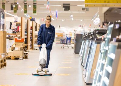 Nettoyage des sols à la monobrosse dans un espace de vente