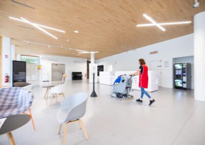 Hall d'accueil rénové et entretenu grâce à une autolaveuse
